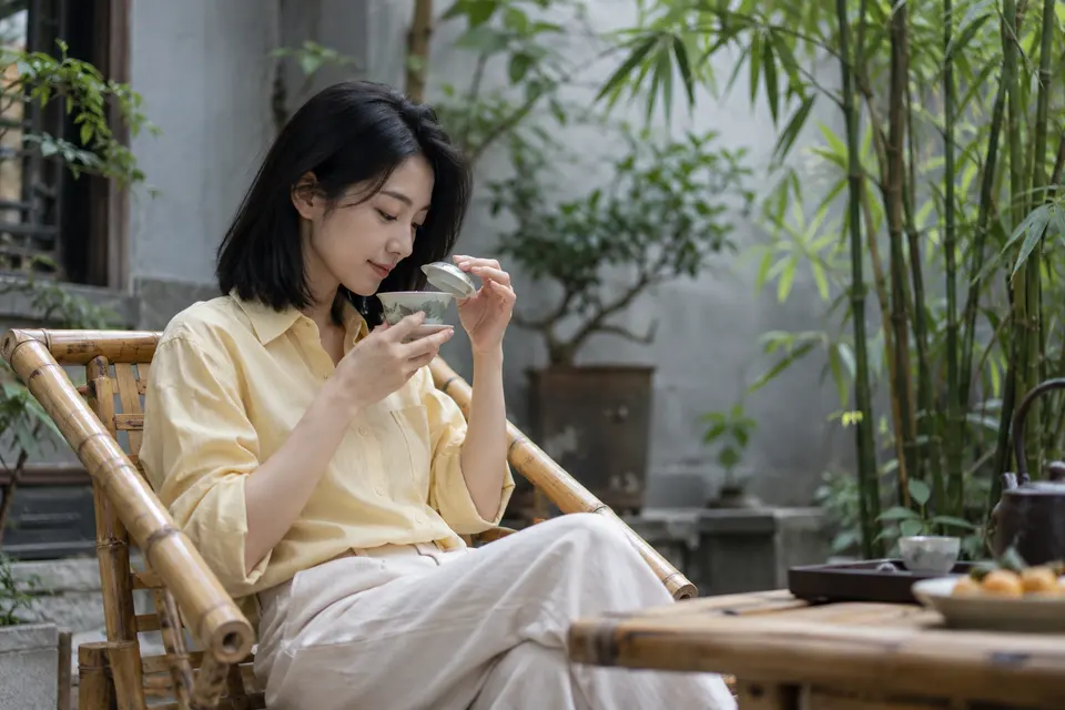 竹影院落中的盖碗茶席，竹椅与茶具
